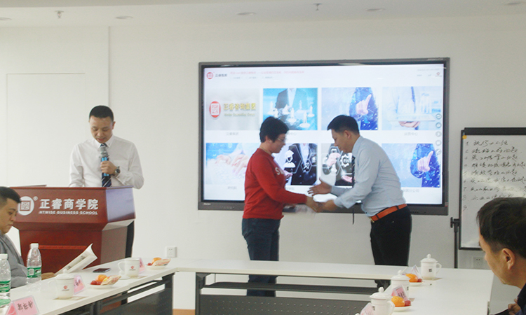 石獅市服裝產(chǎn)業(yè)聯(lián)盟、石獅市染整同業(yè)公會來我司參訪交流并赴標(biāo)桿項(xiàng)目德永佳參觀學(xué)習(xí)