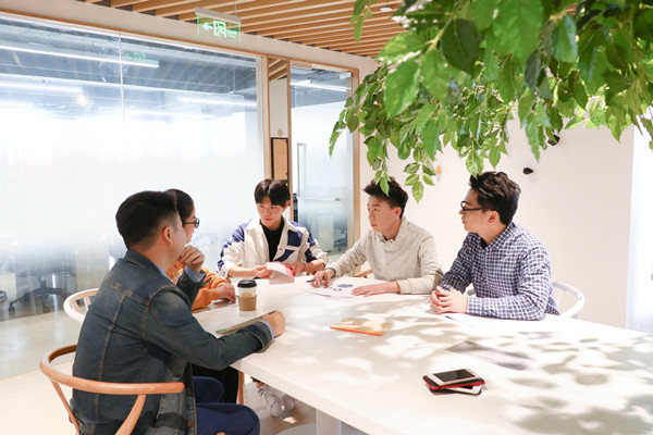 員工培訓(xùn)與發(fā)展：培養(yǎng)人才，提升企業(yè)核心競(jìng)爭(zhēng)力