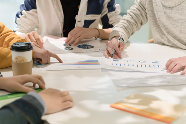 培養(yǎng)組織人才，提升員工素質(zhì)和技能，增強(qiáng)核心競爭力