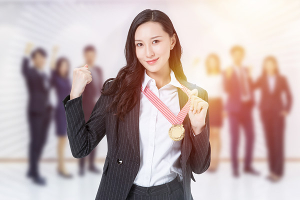 績(jī)效考核：評(píng)估員工成果，為晉升和獎(jiǎng)懲提供依據(jù)