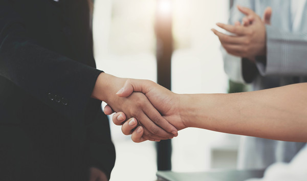 集團(tuán)如何建立和維護(hù)與戰(zhàn)略合作伙伴的關(guān)系？