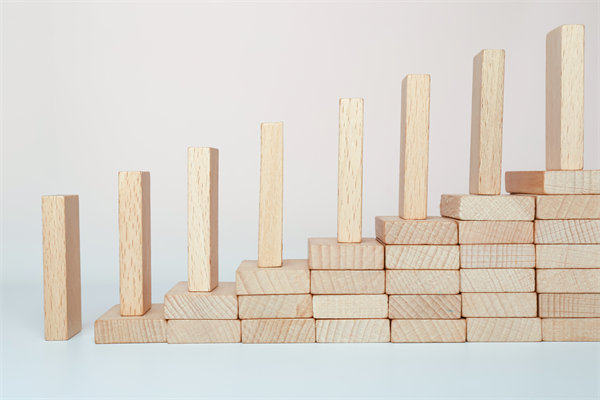 精心制定經(jīng)營(yíng)策略，確保企業(yè)穩(wěn)健發(fā)展，實(shí)現(xiàn)長(zhǎng)期盈利