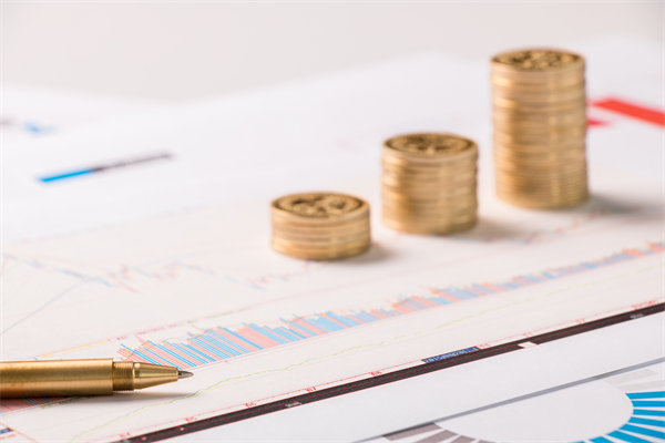 結(jié)合實(shí)際，談?wù)勂髽I(yè)在戰(zhàn)略薪酬設(shè)計(jì)時(shí)要注意哪些問題？