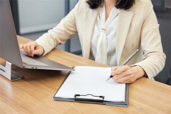 企業(yè)的發(fā)展戰(zhàn)略不僅僅是老板一個(gè)人的問題，還有誰？