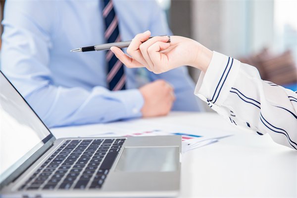 在績效溝通時(shí)，如何給員工提出改進(jìn)意見促進(jìn)績效增長？