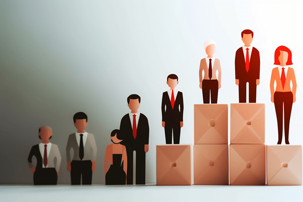 組織規(guī)劃中如何平衡集權(quán)與分權(quán)，促進(jìn)決策效率？