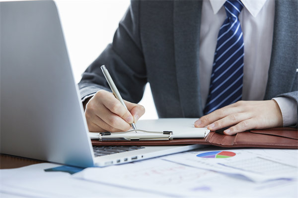 如何實(shí)施360度績(jī)效評(píng)估，確保反饋全面且客觀？