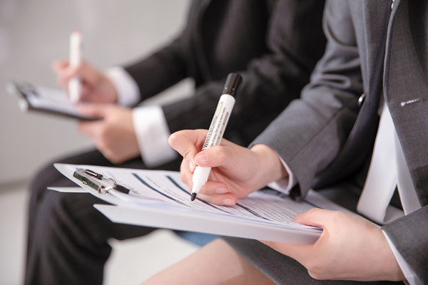 如何設(shè)計(jì)高效的組織溝通機(jī)制，確保信息暢通無阻？