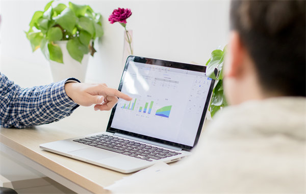 績效考核體系如何平衡短期成果與長期戰(zhàn)略發(fā)展？