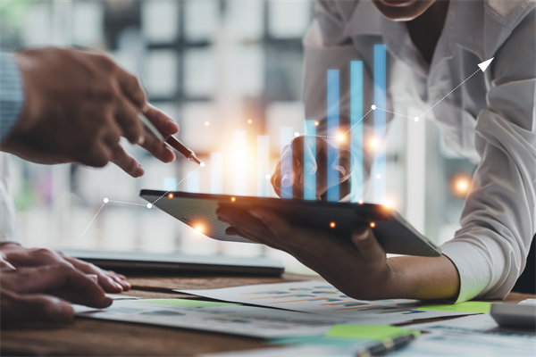 年度經(jīng)營計劃中，如何強化成本控制與提升運營效率？