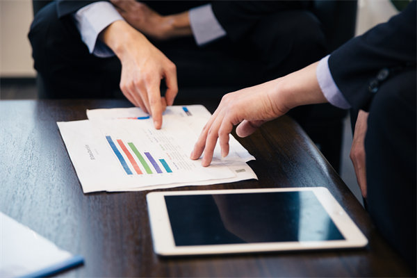 如何將企業(yè)長期戰(zhàn)略目標融入員工短期績效考核體系？