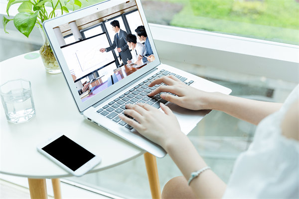 遠(yuǎn)程工作模式下，如何確保員工效率與團(tuán)隊(duì)凝聚力？