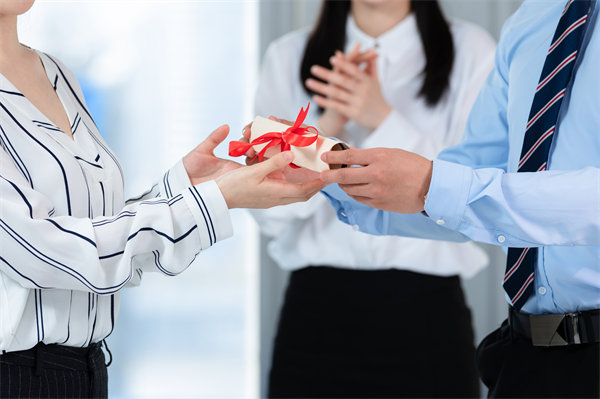 員工福利創(chuàng)新：哪些非貨幣激勵(lì)能顯著提升員工忠誠(chéng)度？