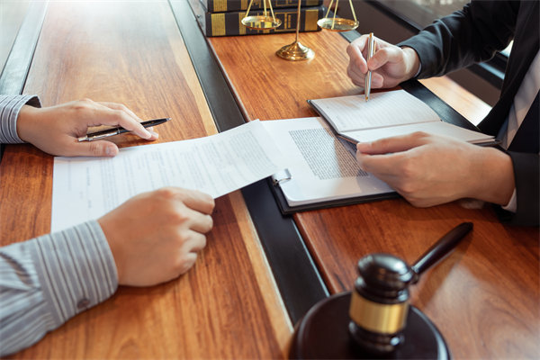 在變革中，如何有效管理組織內(nèi)部的沖突與不確定性？