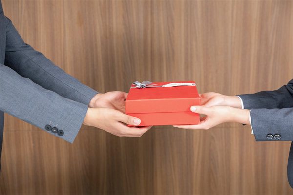 市場競爭激烈，如何制定薪酬策略以吸引并留住人才？