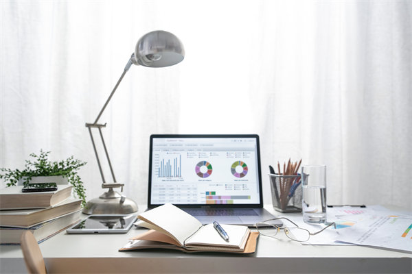 在遠(yuǎn)程工作模式下，如何有效監(jiān)控與評(píng)估員工績(jī)效？