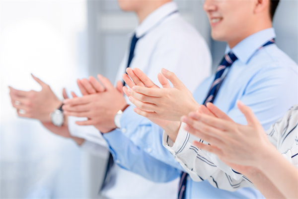 面對(duì)人才流失問(wèn)題，企業(yè)應(yīng)如何改進(jìn)人力資源策略？