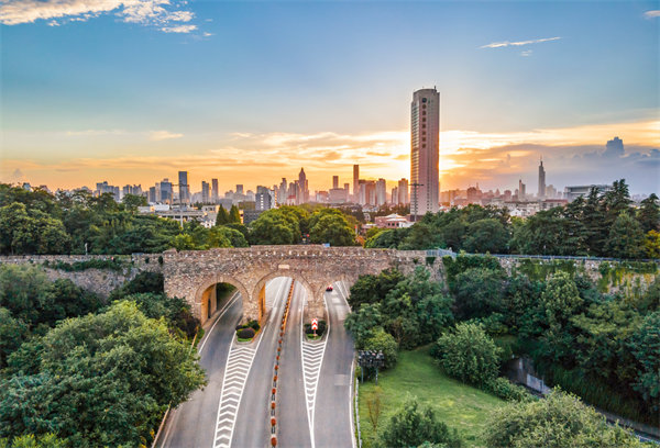 管理咨詢?nèi)绾沃δ暇┲行∑髽I(yè)突破發(fā)展瓶頸？