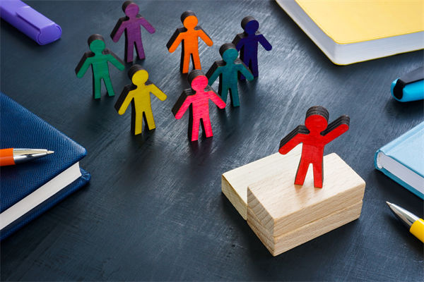 全球化背景下，企業(yè)如何構(gòu)建跨文化競(jìng)爭(zhēng)優(yōu)勢(shì)戰(zhàn)略？