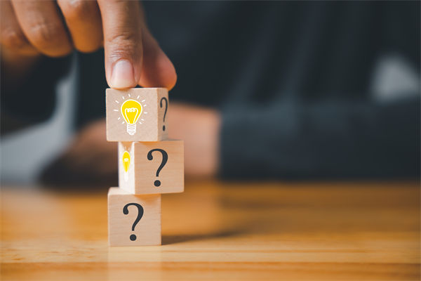 在制定企業(yè)戰(zhàn)略規(guī)劃時，如何平衡短期與長期目標(biāo)？