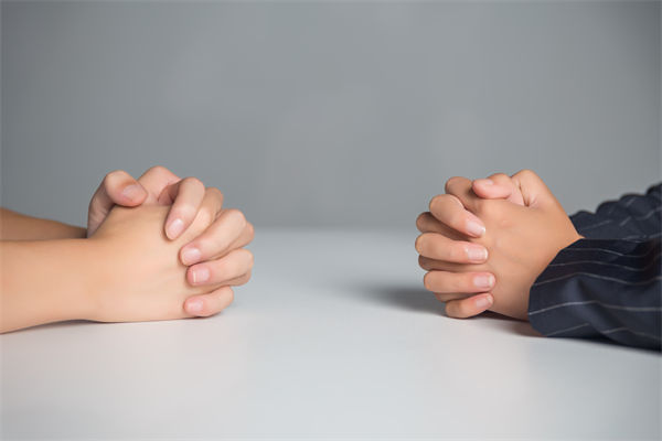 在薪酬談判中，如何把握員工的心理預(yù)期和企業(yè)底線？