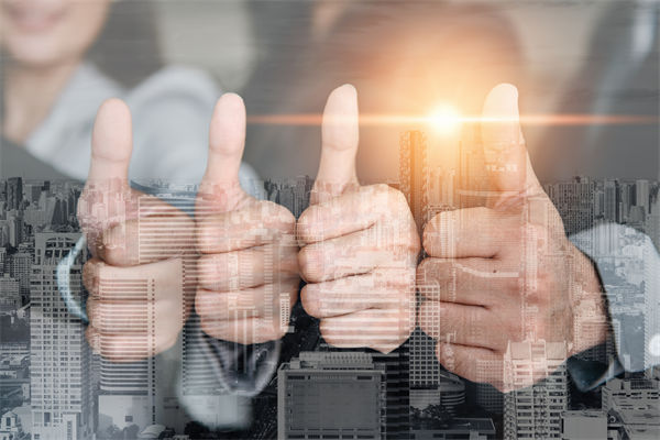 薪酬管理中，如何考慮員工個(gè)人發(fā)展，實(shí)現(xiàn)長(zhǎng)期激勵(lì)？