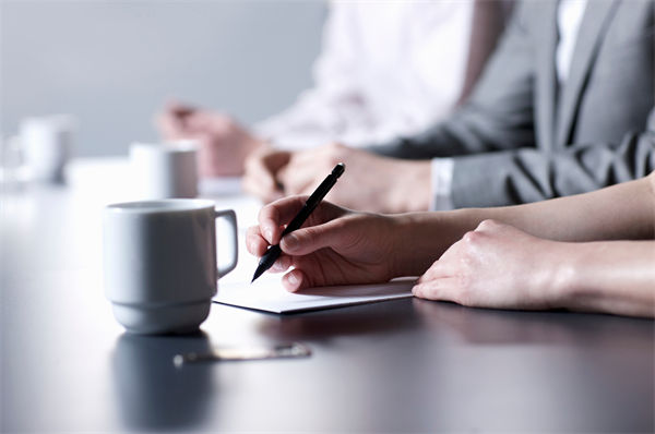 績效不佳員工薪酬調(diào)整策略，如何避免士氣低落？