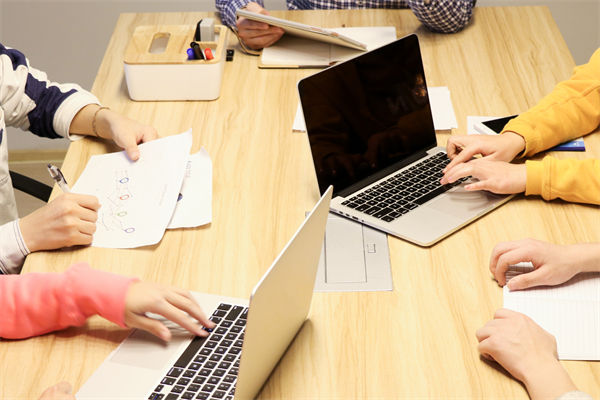 數(shù)字化轉(zhuǎn)型背景下，企業(yè)戰(zhàn)略應(yīng)如何創(chuàng)新與升級(jí)？