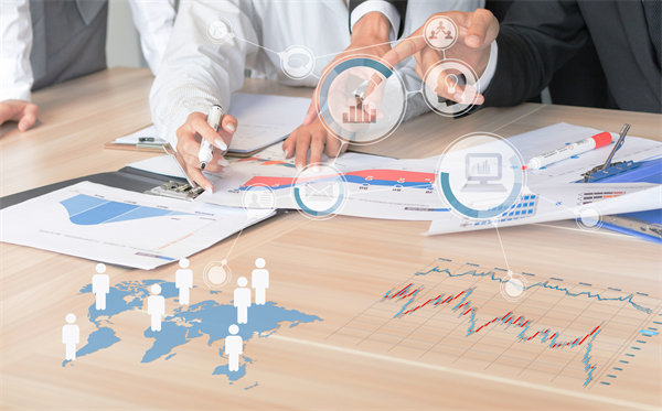 在制定年度經(jīng)營計劃時，如何考慮行業(yè)趨勢和政策影響？