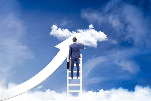 在組織變革中，如何確保員工順利過渡并減少負面影響？