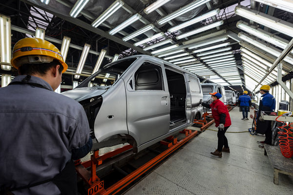 在精益生產(chǎn)過程中，如何有效識別并解決生產(chǎn)瓶頸問題？