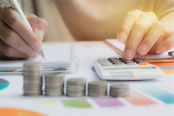 在滾動預(yù)算模式下，如何確保預(yù)算的連續(xù)性和前瞻性？