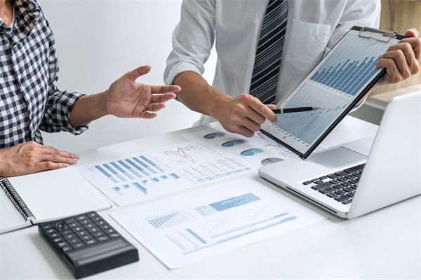 在滾動預(yù)算模式下，如何確保預(yù)算的連續(xù)性和前瞻性？