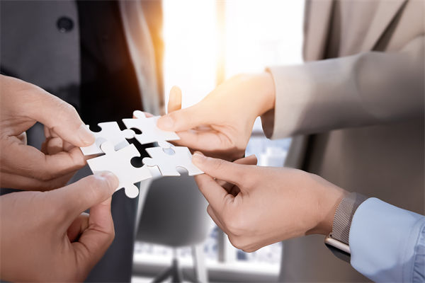 把頂層設(shè)計(jì)和問計(jì)于民統(tǒng)一起來，對企業(yè)戰(zhàn)略的啟示