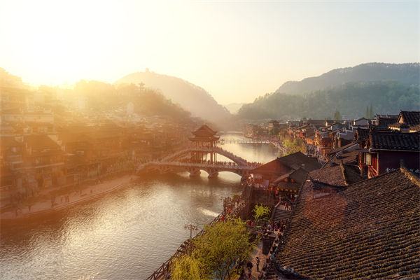 戰(zhàn)略規(guī)劃分析：村民不滿(mǎn)古鎮(zhèn)收門(mén)票，指引游客逃票