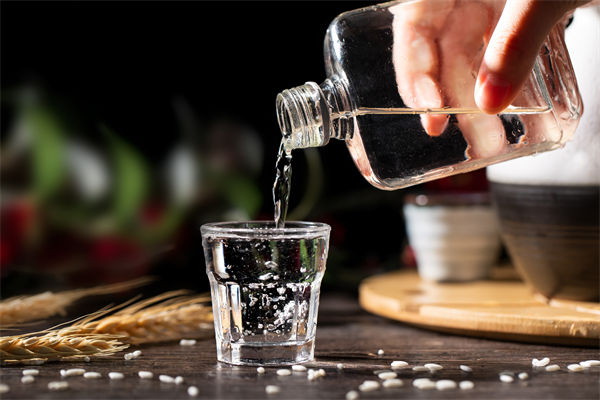 白酒遇冷，集體“降度”，關(guān)聯(lián)企業(yè)有何營銷啟示？