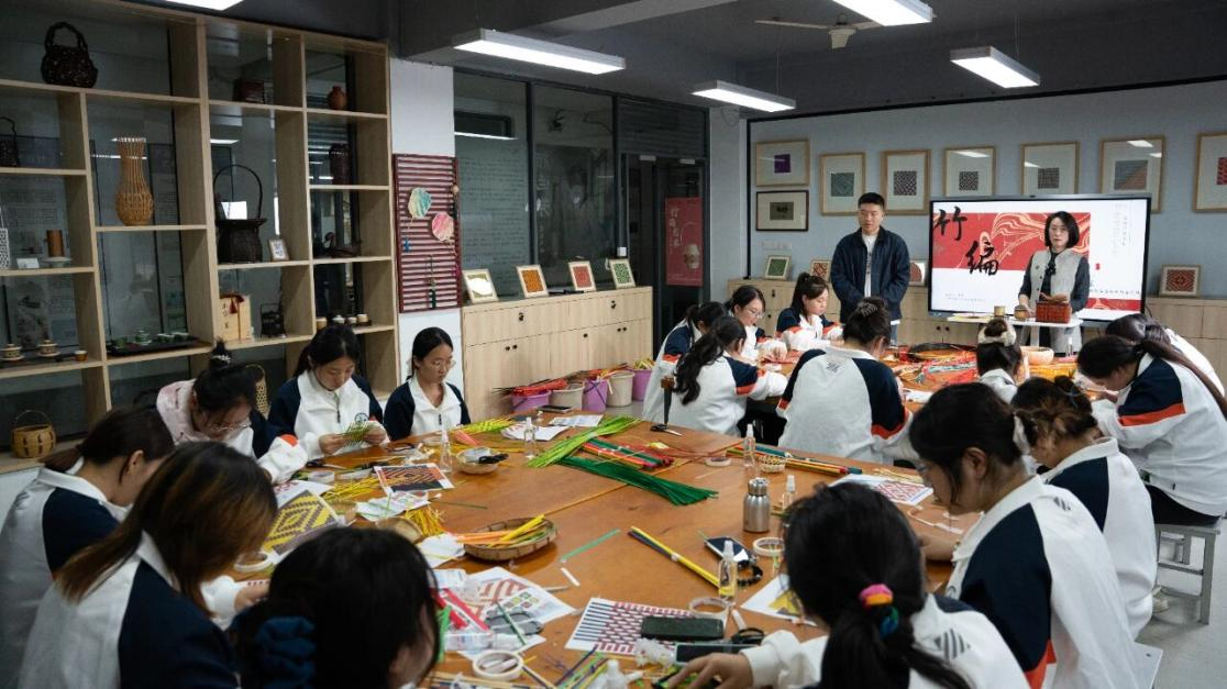 为非遗“添彩”，为青春“赋能”：江苏建院的文化育人新实践